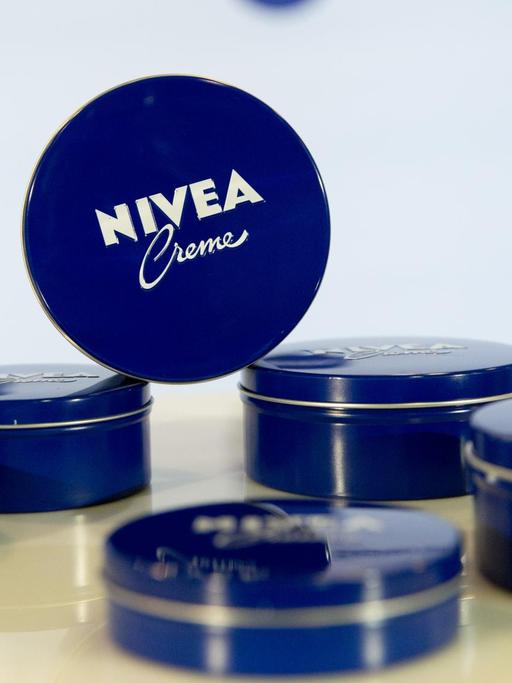 Streit um das "Nivea"-Blau: Darf ein Unternehmen wie Beiersdorf eine Farbe schützen lassen?
