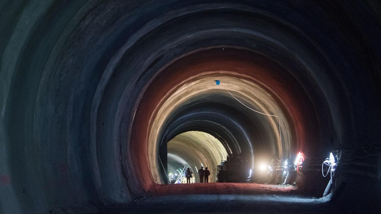 Bauarbeiter gehen in Stuttgart durch den Tunnel Bad Cannstatt, der im Rahmen des Bahnprojekts Stuttgart 21 errichtet wird. Bauarbeiter gehen in Stuttgart durch den Tunnel Bad Cannstatt, der im Rahmen des Bahnprojekts Stuttgart 21 errichtet wird.