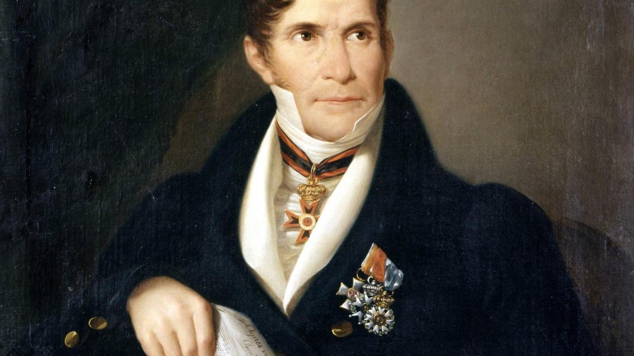 Das Gemälde zeigt einen Mann in historischer Kleidung mit einem großen Orden am Halsband und am Mantel, der Noten in der Hand hält.