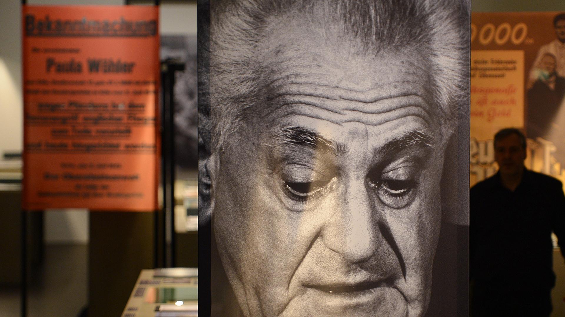 Verschiedenste Objekte werden am 09.04.2014 im Jüdischen Museum in Frankfurt am Main (Hessen) in der Ausstellung "Fritz Bauer. Der Staatsanwalt. NS-Verbrechen vor Gericht" präsentiert. Verschiedenste Objekte werden am 09.04.2014 im Jüdischen Museum in Frankfurt am Main (Hessen) in der Ausstellung "Fritz Bauer. Der Staatsanwalt. NS-Verbrechen vor Gericht" präsentiert.