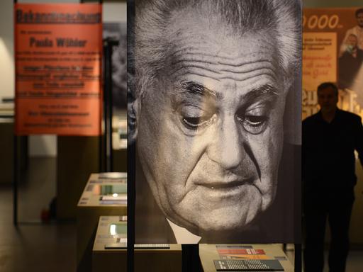 Verschiedenste Objekte werden am 09.04.2014 im Jüdischen Museum in Frankfurt am Main (Hessen) in der Ausstellung "Fritz Bauer. Der Staatsanwalt. NS-Verbrechen vor Gericht" präsentiert.