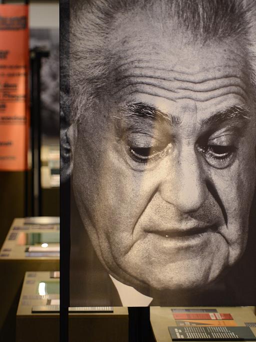 Verschiedenste Objekte werden am 09.04.2014 im Jüdischen Museum in Frankfurt am Main (Hessen) in der Ausstellung "Fritz Bauer. Der Staatsanwalt. NS-Verbrechen vor Gericht" präsentiert.