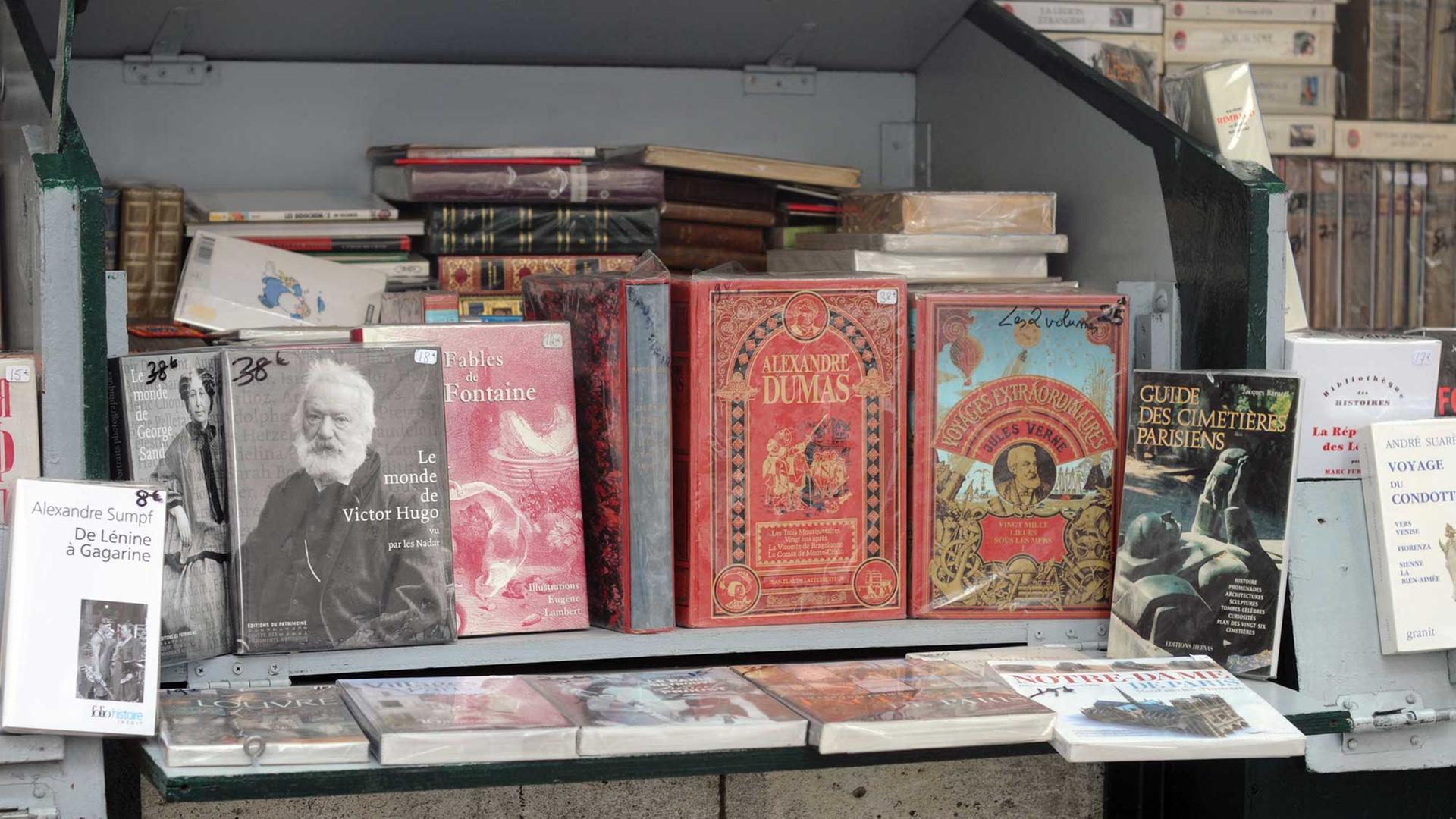 Auslagen antiquarischer Bücher am Stand eines Bouquinisten in Paris, aufgenommen am 02. Juni 2015. Entlang des Seineufers sind in der französischen Hauptstadt häufig Händler anzutreffen, die dort aus ihren fest installierten und abschließbaren Holz- und Metallboxen ihre antiquarischen Bücherschätze oder Kunst und Trödel zum Verkauf anbieten. Diese sogenannten Bouquinisten gibt es bereits seit dem 17. Jahrhundert, genau zehn Meter Geländerlänge werden jedem Händler gegen eine feste Jahresgebühr zur Verfügung gestellt. Die UNESCO hat die Pariser Institution der Bouquinisten, von denen es heute noch rund 250 gibt, als Weltkulturerbe anerkannt. Auslagen antiquarischer Bücher am Stand eines Bouquinisten in Paris, aufgenommen am 02. Juni 2015. Entlang des Seineufers sind in der französischen Hauptstadt häufig Händler anzutreffen, die dort aus ihren fest installierten und abschließbaren Holz- und Metallboxen ihre antiquarischen Bücherschätze oder Kunst und Trödel zum Verkauf anbieten. Diese sogenannten Bouquinisten gibt es bereits seit dem 17. Jahrhundert, genau zehn Meter Geländerlänge werden jedem Händler gegen eine feste Jahresgebühr zur Verfügung gestellt. Die UNESCO hat die Pariser Institution der Bouquinisten, von denen es heute noch rund 250 gibt, als Weltkulturerbe anerkannt.