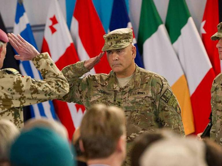 Der US-Kommandant der Nato-geführten Internationalen Afghanistan-Schutztruppe ISAF, General John F. Campbell (m.), salutiert während einer Zeremonie in der Hauptstadt Kabul, die das Ende des Kampfeinsatzes der ISAF markiert.