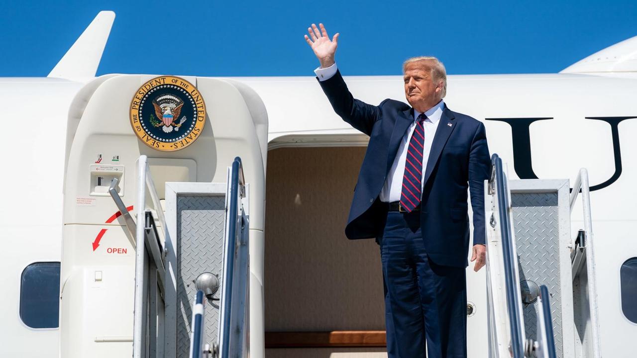 Präsident Donald Trump winkt am Eingang der Air Force One, 20. August 2020. Präsident Donald Trump winkt am Eingang der Air Force One, 20. August 2020.