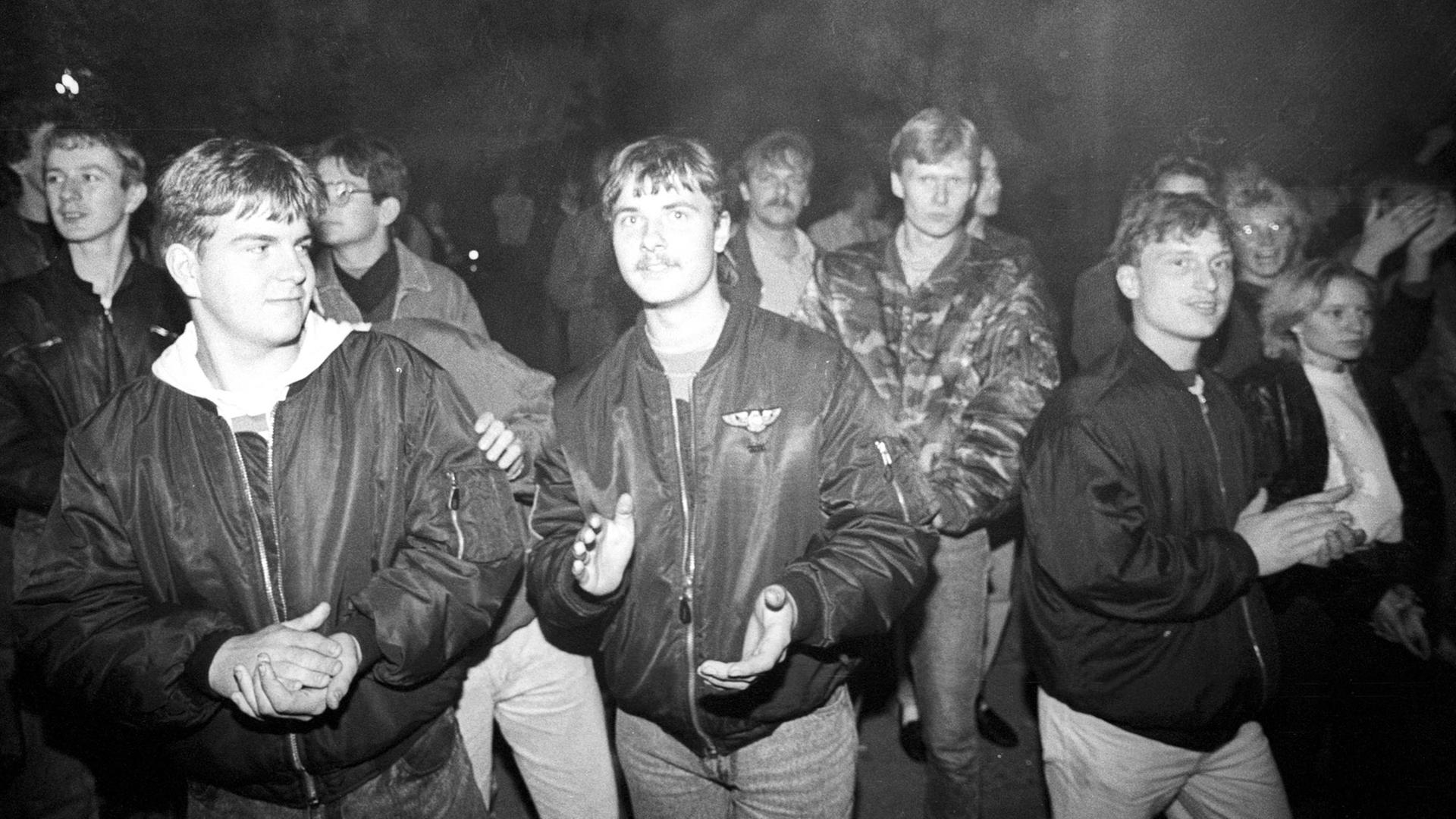 Siegreicher Mob: Applaudierende Jugendliche beim Abtransport der Asylbewerber in Hoyerswerda Siegreicher Mob: Applaudierende Jugendliche beim Abtransport der Asylbewerber in Hoyerswerda
