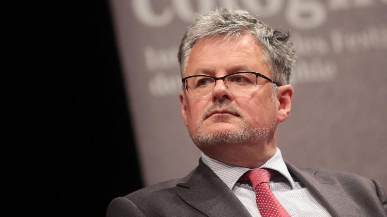 Der australische Historiker Christopher Clark sitzt in einer Diskussionsrunde bei der Auftaktveranstaltung des Philosophie-Festivals Phil.Cologne in Köln Der australische Historiker Christopher Clark sitzt in einer Diskussionsrunde bei der Auftaktveranstaltung des Philosophie-Festivals Phil.Cologne in Köln