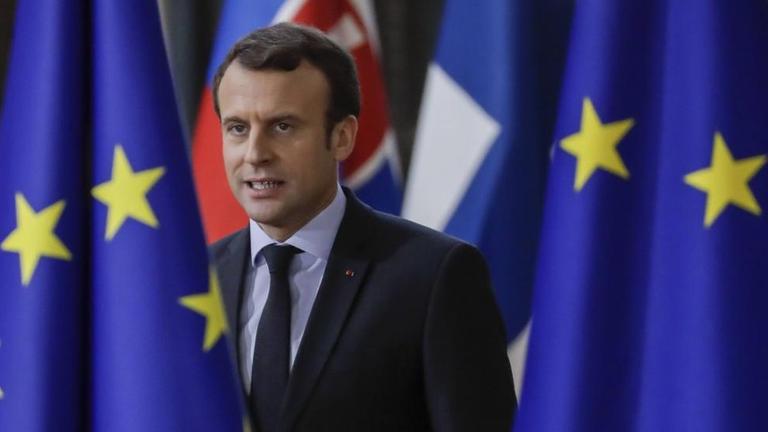 Der französische Präsident Emmanuel Macron zwischen EU-Flaggen beim EU-Gipfeltriffen am 14. Dezember in Brüssel.