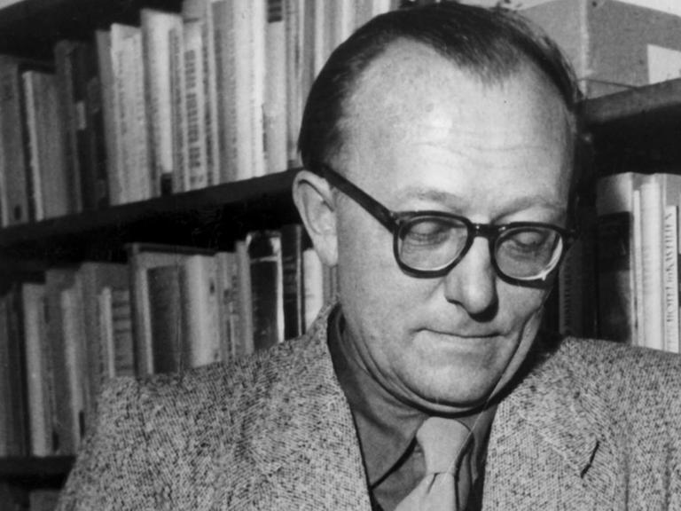 Der deutsche Schriftsteller Günter Eich lehnt an einem Regal und blättert in einem Buch. Aufnahme von 1953. Der deutsche Schriftsteller Günter Eich lehnt an einem Regal und blättert in einem Buch. Aufnahme von 1953.
