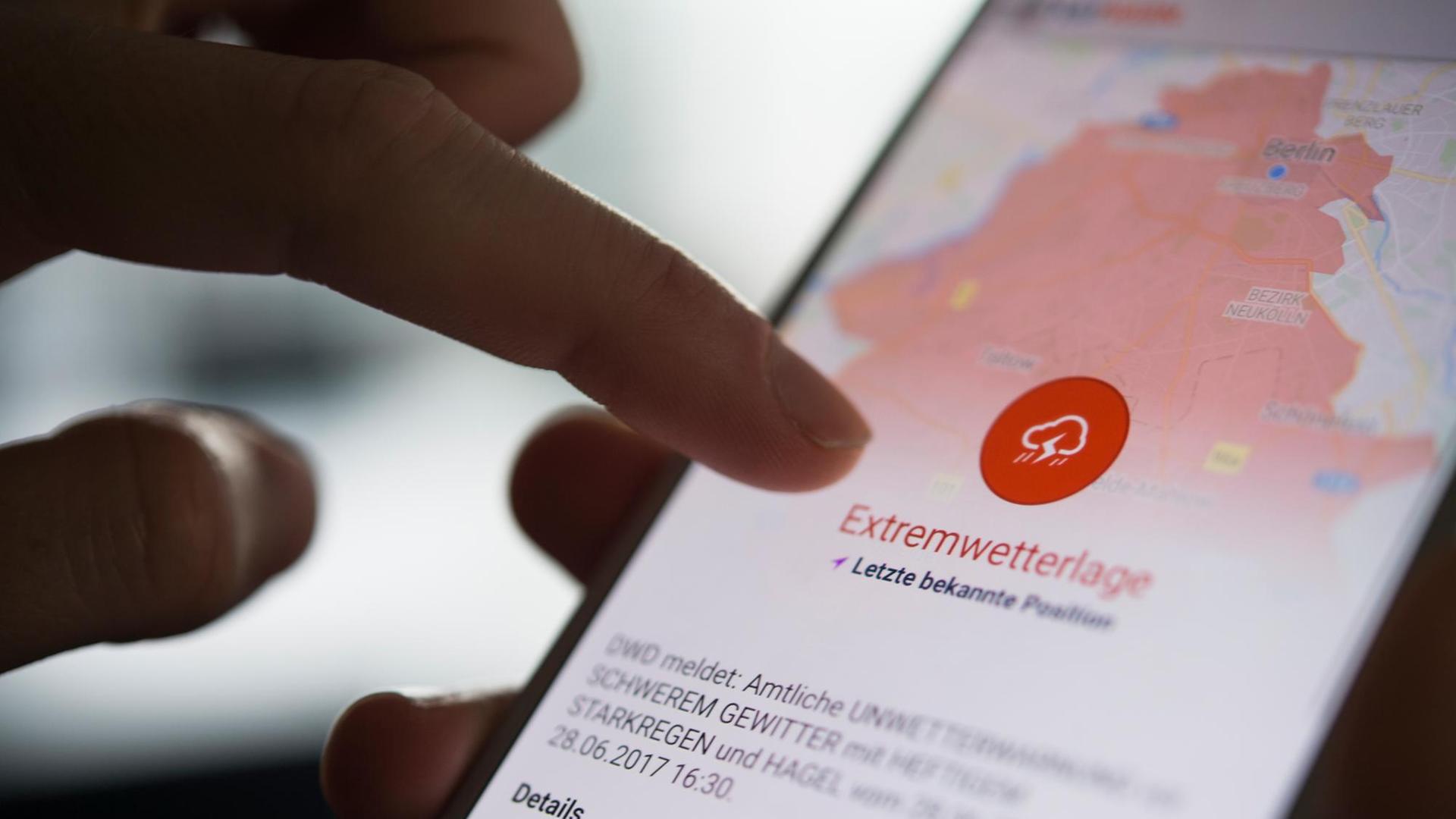 Ein Handy mit einer Warn-App. Ein Handy mit einer Warn-App.
