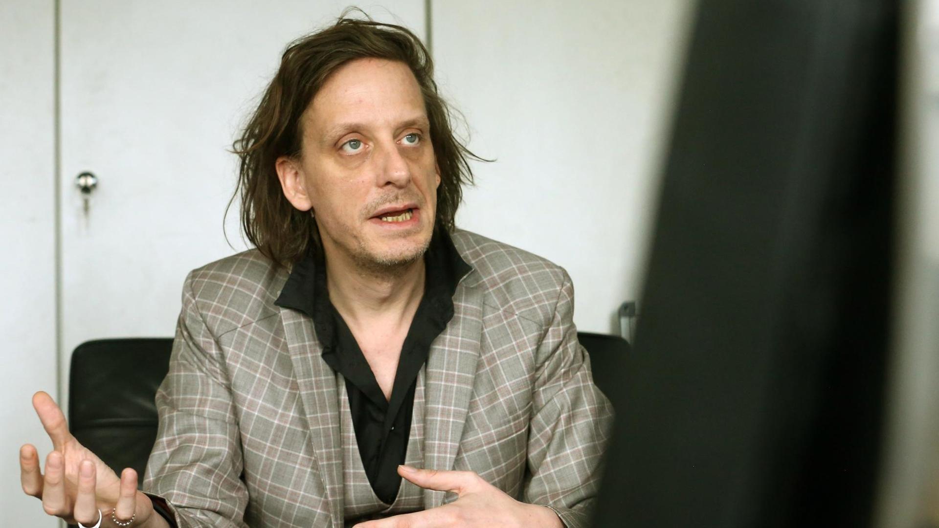 Kay Voges, deutscher Schauspiel- und Opern-Regisseur und Intendant des Schauspiels am Theater Dortmund. Kay Voges, deutscher Schauspiel- und Opern-Regisseur und Intendant des Schauspiels am Theater Dortmund.