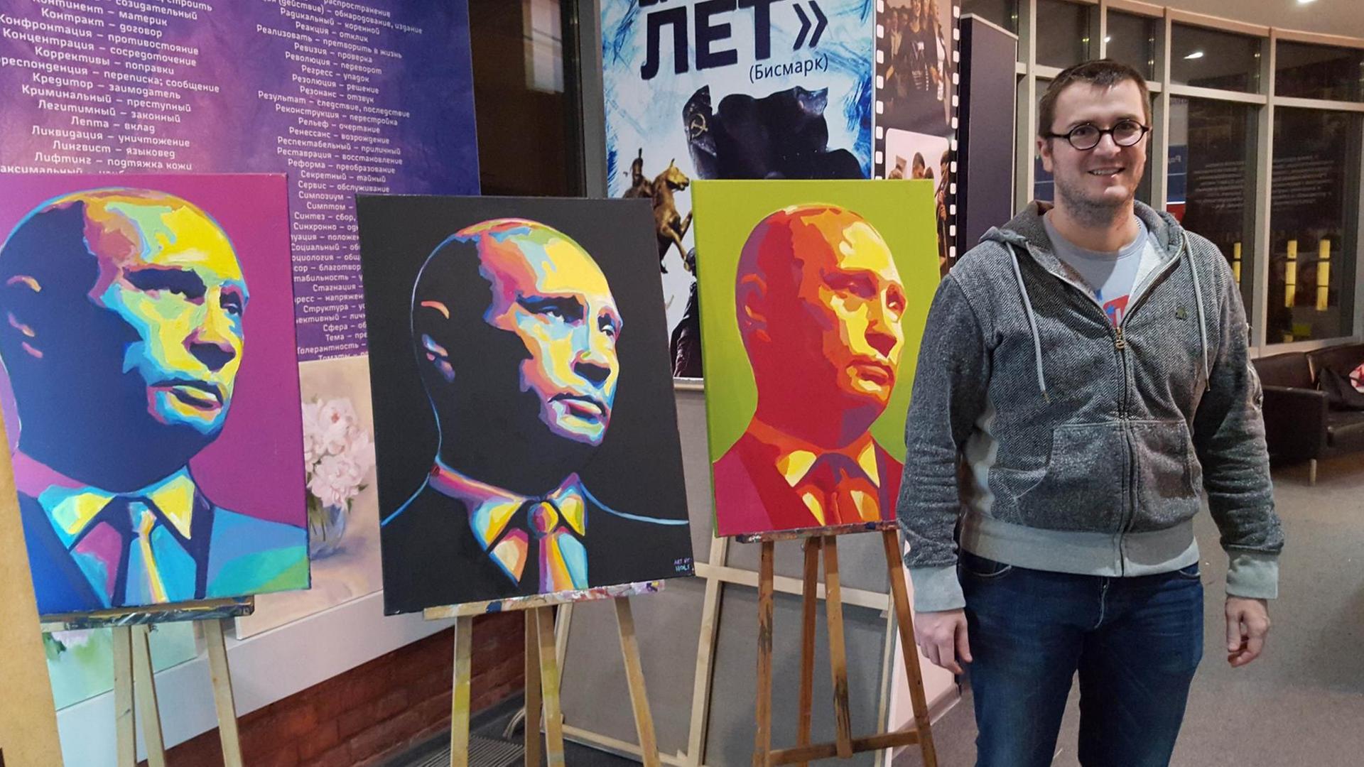 Im Büro der Putin-Jugend "Setj" in Moskau. Der Mann heißt Marathon Wichljanzew und ist der Sprecher.