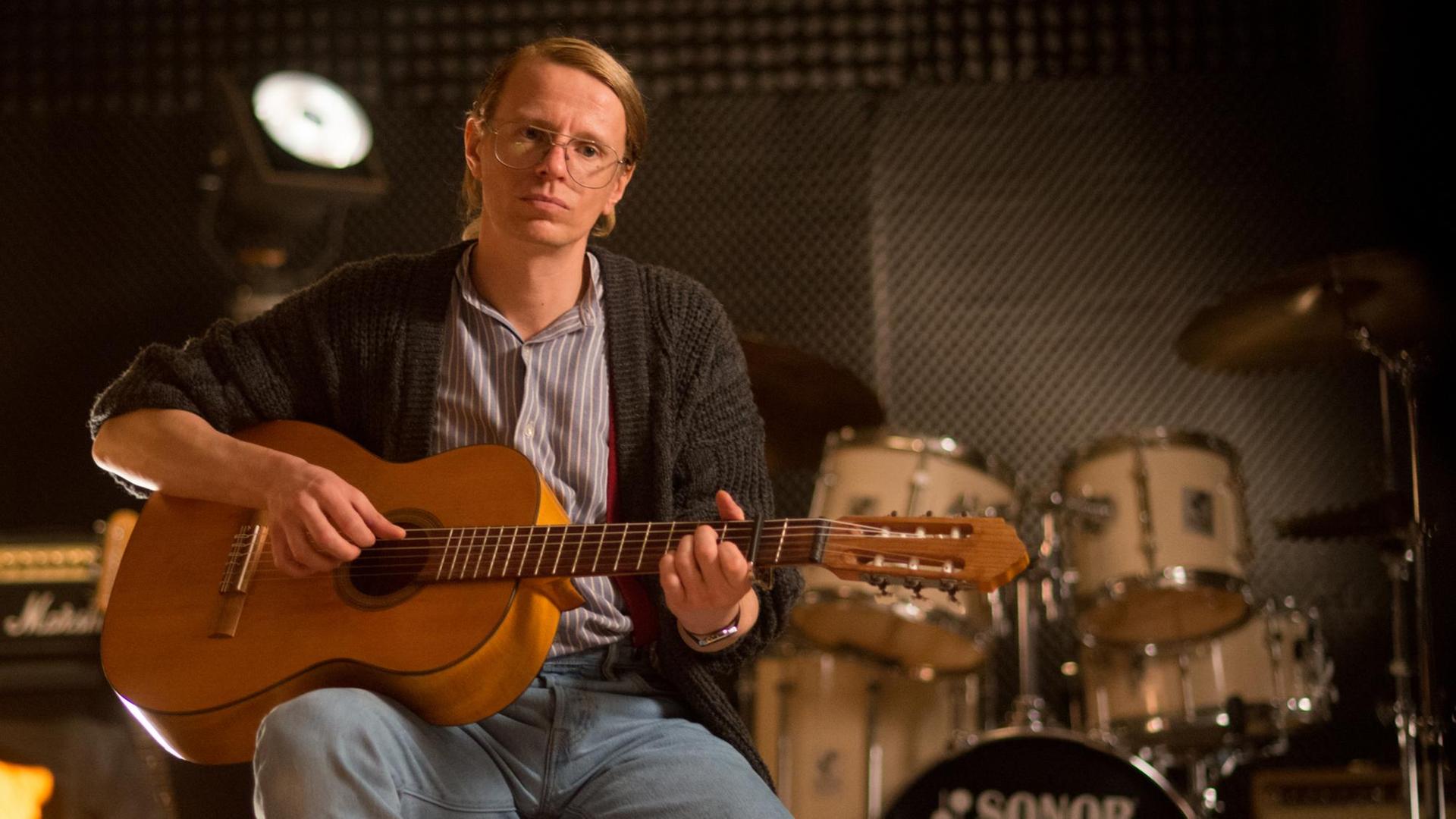 Alexander Scheer als Gundermann im gleichnamigen Spielfilm, der am 23. August in die Kinos kommt. Alexander Scheer als Gundermann im gleichnamigen Spielfilm, der am 23. August in die Kinos kommt.