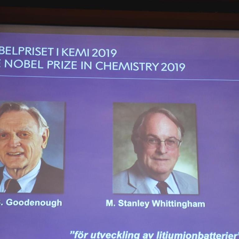 Fotos und Namen der Chemienobelpreisträger John Goodenough, Michael Stanley Whittingham und Akira Yoshino werden bei der Bekanntgabe auf einer Leinwand gezeigt.