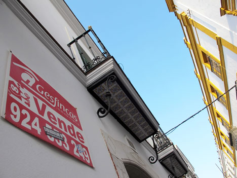Ein Zu-verkaufen-Schild an einem Haus Ein Zu-verkaufen-Schild an einem Haus