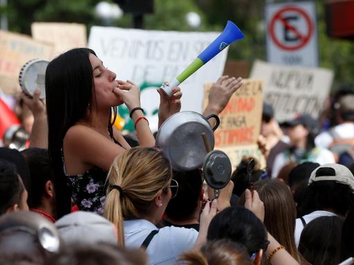 Protest in der chilenischen Hauptstadt Santiago de Chile gegen die Regierung am 23. Oktober. Menschen mit Plakaten in der Hand.