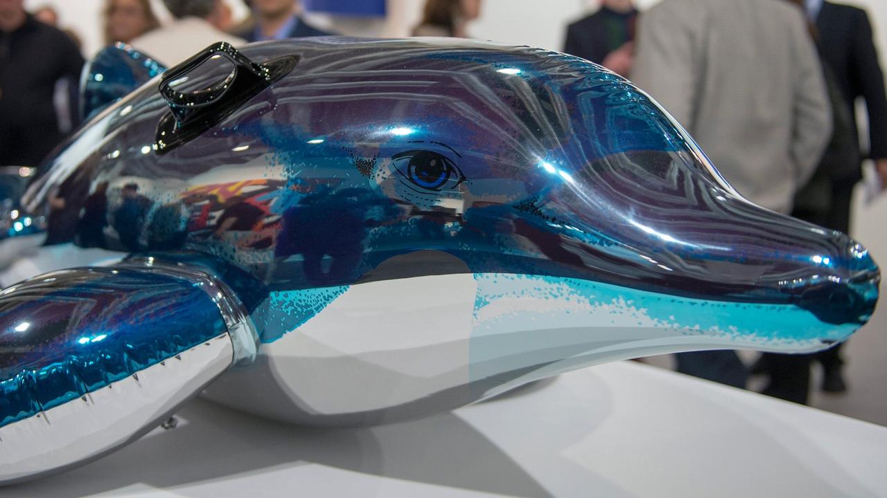 Das Kunstwerk "Dolphin" (2007-2013) des US-Künstlers Jeff Koons, präsentiert von der Galerie David Zwirner (New York und London), während der Kunstmesse Art Basel 2014. Das Kunstwerk "Dolphin" (2007-2013) des US-Künstlers Jeff Koons, präsentiert von der Galerie David Zwirner (New York und London), während der Kunstmesse Art Basel 2014.