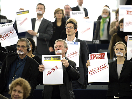 EU-Parlamentarier der Fraktion der Grünen protestieren gegen Viktor Orbans umstrittenes Mediengesetz. EU-Parlamentarier der Fraktion der Grünen protestieren gegen Viktor Orbans umstrittenes Mediengesetz.