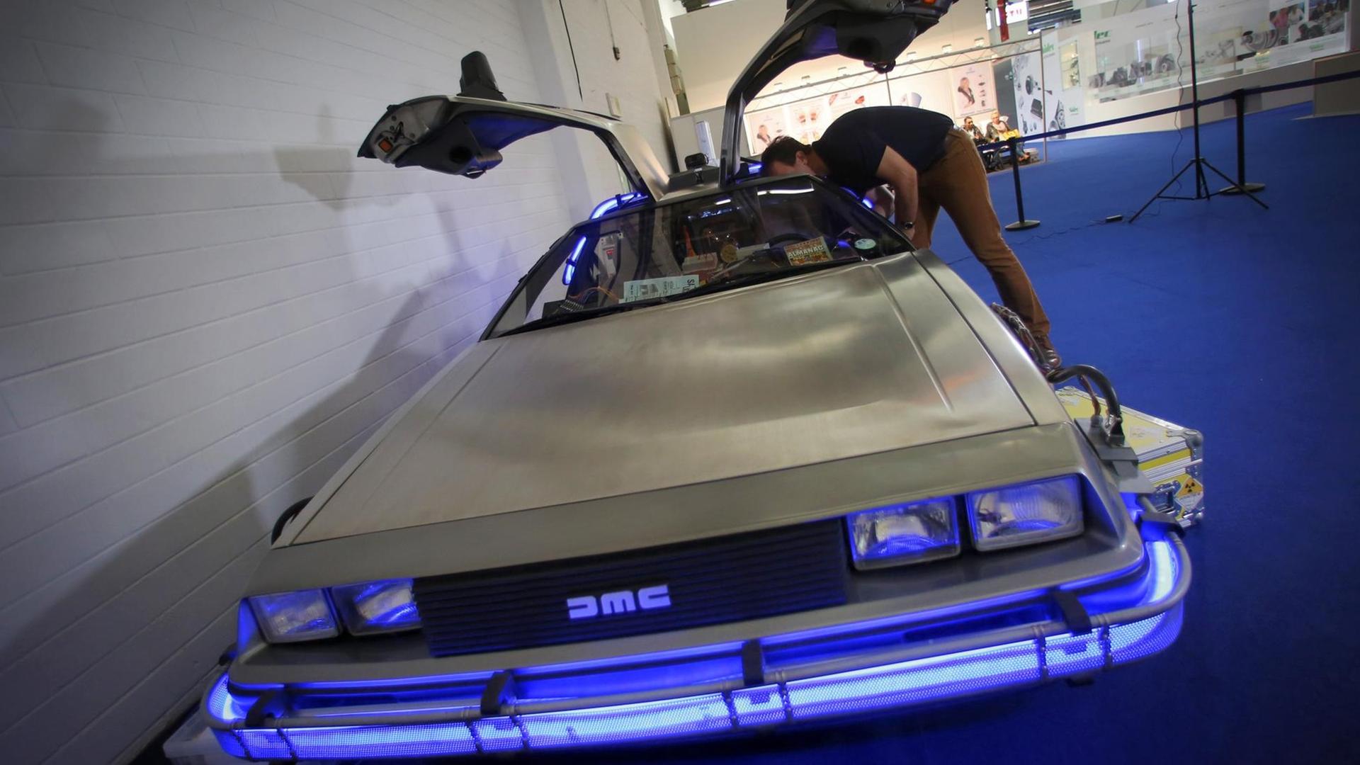 An einem kleinen Foto-Stand steht auf der Internationalen Automobil-Ausstellung (IAA) in Frankfurt am Main (Hessen) ein originaler, von den Universal Studios umgebauter Delorean (ein DeLorean Motor Company (DMC) 12 aus dem Film «Zurück in die Zukunft»). An einem kleinen Foto-Stand steht auf der Internationalen Automobil-Ausstellung (IAA) in Frankfurt am Main (Hessen) ein originaler, von den Universal Studios umgebauter Delorean (ein DeLorean Motor Company (DMC) 12 aus dem Film «Zurück in die Zukunft»).