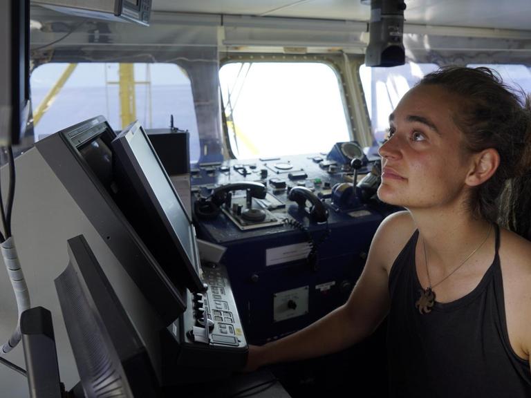 Die Kapitänin Carola Rackete steht auf der Brücke der "Sea-Watch" und schaut auf die Geräte.
