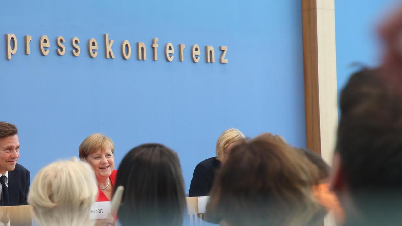 Bundeskanzlerin Angela Merkel (CDU - M) spricht am 19.07.2019 in der Pressekonferenz neben Corinna Buschow, Mitglied im Vorstand der Bundespressekonferenz, und Regierungssprecher Steffen Seibert Bundeskanzlerin Angela Merkel (CDU - M) spricht am 19.07.2019 in der Pressekonferenz neben Corinna Buschow, Mitglied im Vorstand der Bundespressekonferenz, und Regierungssprecher Steffen Seibert