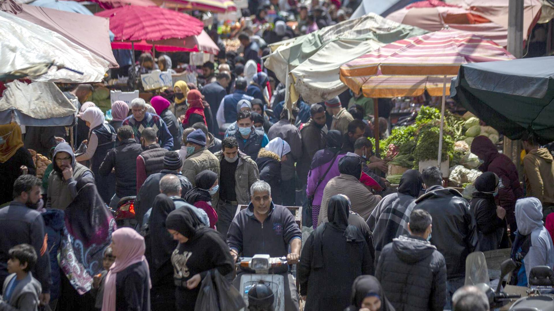 Blick auf einen mit Menschen gefüllten Markt Blick auf einen mit Menschen gefüllten Markt