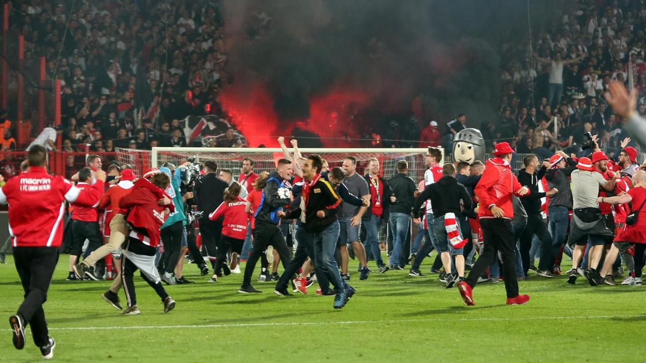 Die Fans von Union Berlin stürmen den Platz. Der 1. FC Union Berlin hat erstmals den Aufstieg in die Fußball-Bundesliga geschafft. Die Fans von Union Berlin stürmen den Platz. Der 1. FC Union Berlin hat erstmals den Aufstieg in die Fußball-Bundesliga geschafft.