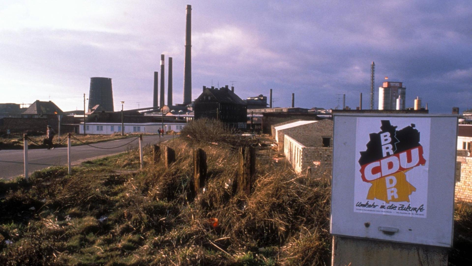 Wahlplakat der CDU vor dem Gelände des VEB Chemiekombinats Bitterfeld; Aufnahmedatum geschätzt 1990 Wahlplakat der CDU vor dem Gelände des VEB Chemiekombinats Bitterfeld; Aufnahmedatum geschätzt 1990