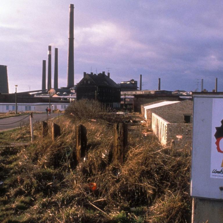 Wahlplakat der CDU vor dem Gelände des VEB Chemiekombinats Bitterfeld; Aufnahmedatum geschätzt 1990