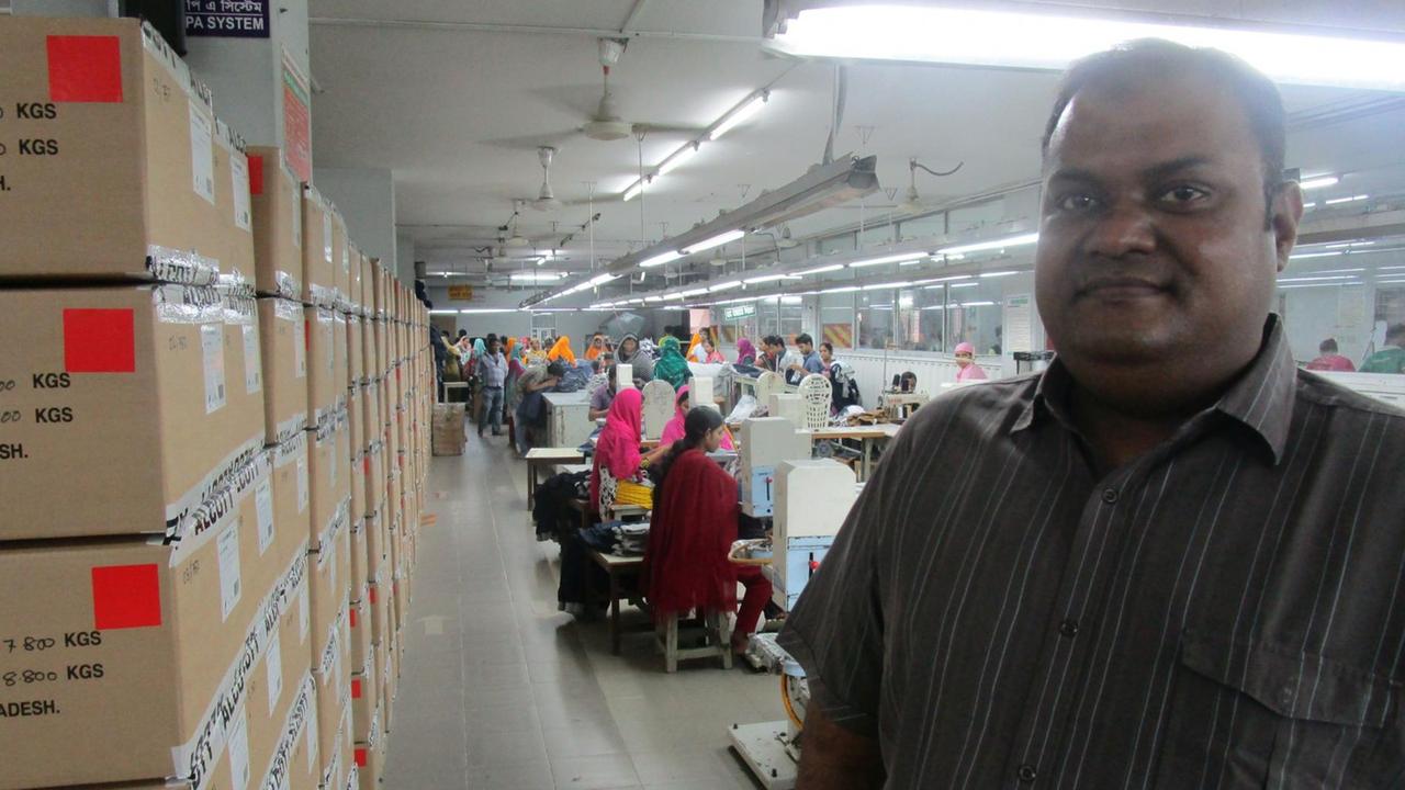 Abdul Mannan, den Besitzer einer Fabrik. Auch er steht durch die Auftraggeber unter massivem Kostendruck