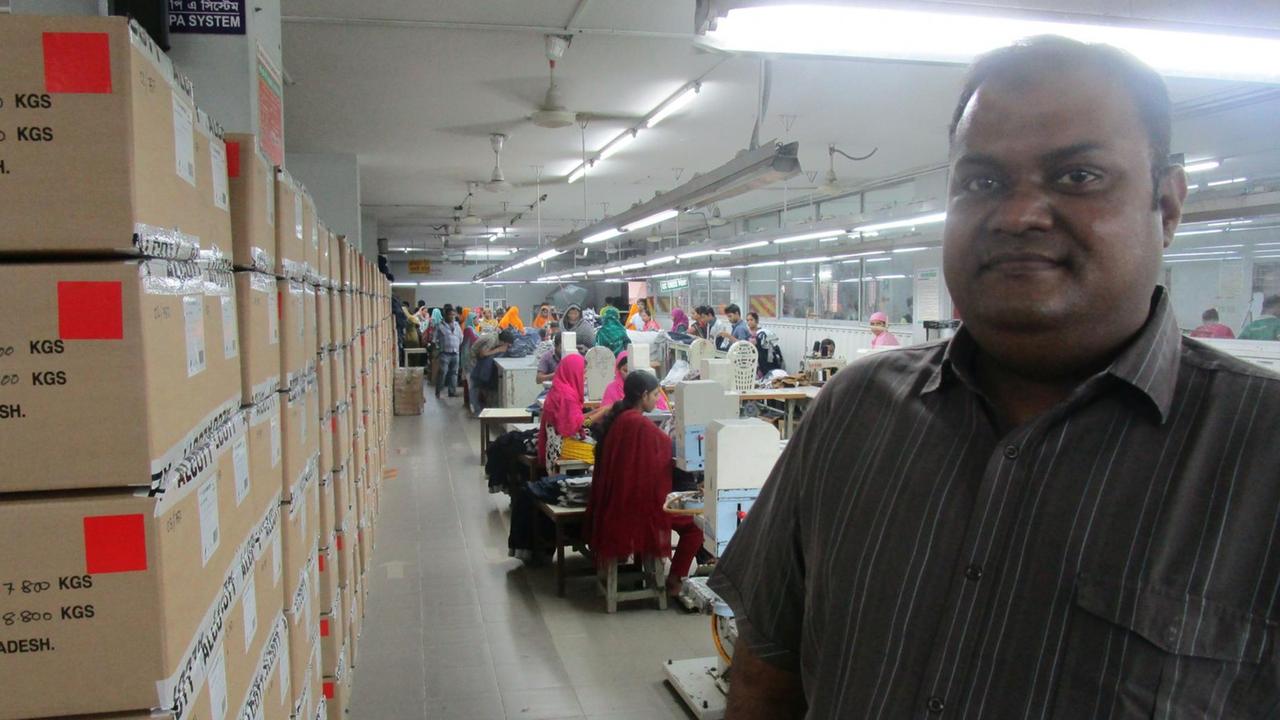 Abdul Mannan, den Besitzer einer Fabrik. Auch er steht durch die Auftraggeber unter massivem Kostendruck Abdul Mannan, den Besitzer einer Fabrik. Auch er steht durch die Auftraggeber unter massivem Kostendruck