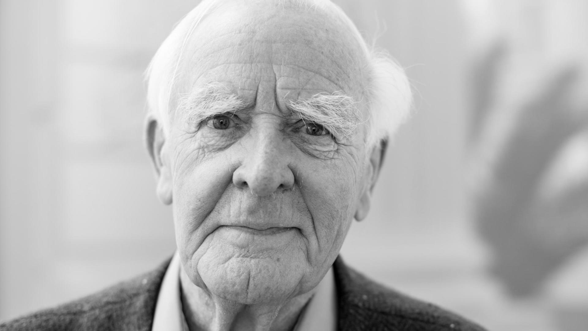 Der britische Bestsellerautor John le Carre, aufgenommen am 16.10.2017 in einem Hotel in Hamburg. Der britische Bestsellerautor John le Carre, aufgenommen am 16.10.2017 in einem Hotel in Hamburg.