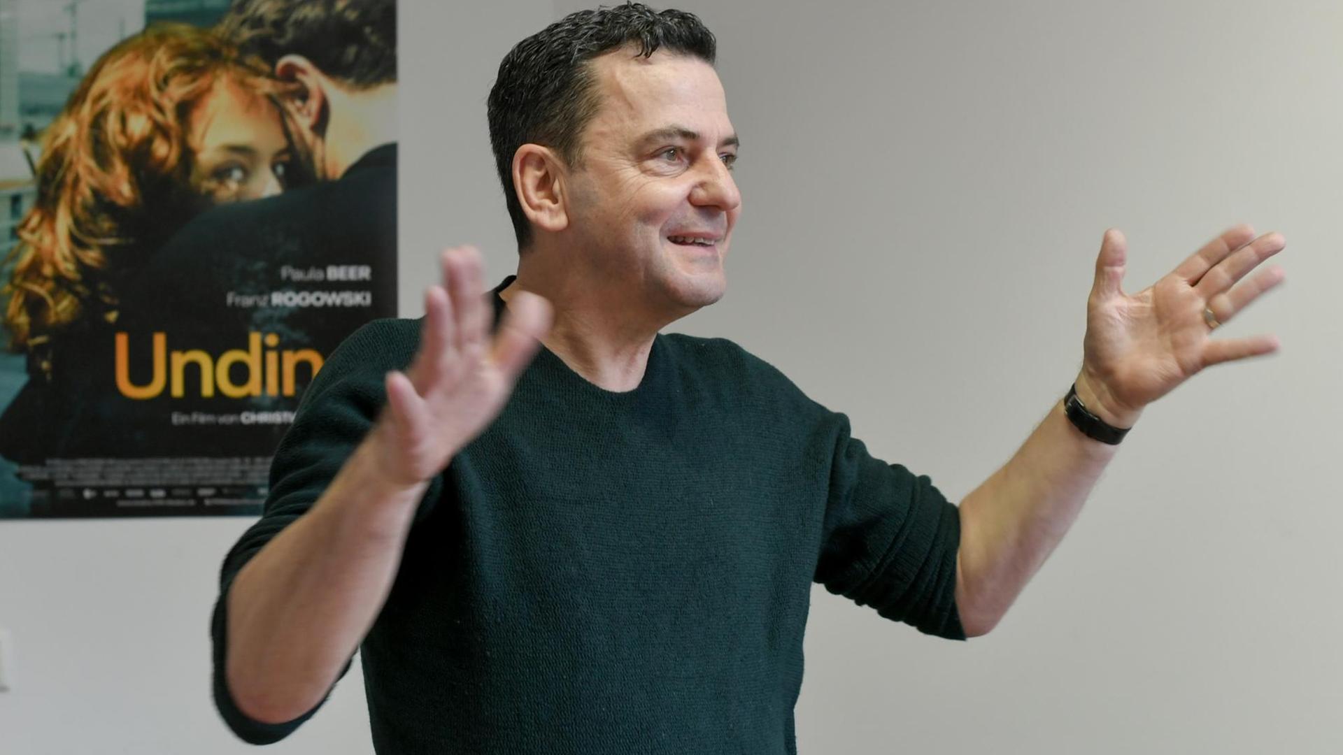Regisseur Christian Petzold bei einem Pressetermin anlässlich der Berlinale und der Premiere seines neuen Films "Undine". Regisseur Christian Petzold bei einem Pressetermin anlässlich der Berlinale und der Premiere seines neuen Films "Undine".