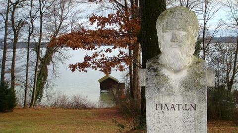 Platon-Stele im Garten der Politischen Akademie Tutzing am Starnberger See
