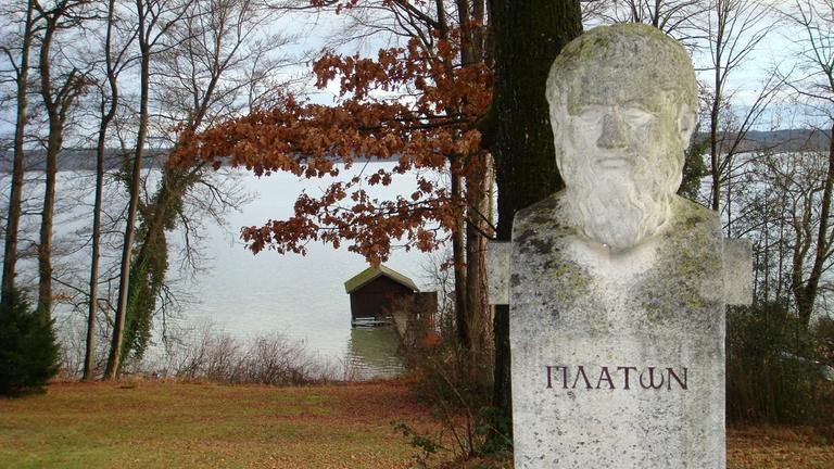 Platon-Stele im Garten der Politischen Akademie Tutzing am Starnberger See Platon-Stele im Garten der Politischen Akademie Tutzing am Starnberger See