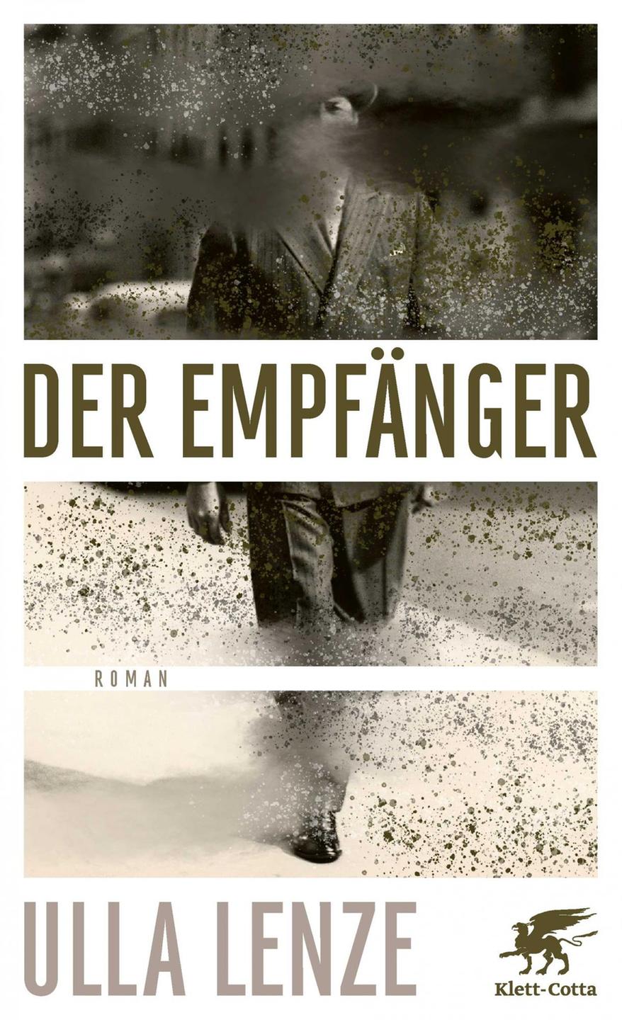 Buchcover "Der Empfänger" von Ulla Lenze. Zu sehen ist ein historisches Foto von einem Mann, der eine Straße entlang läuft.
