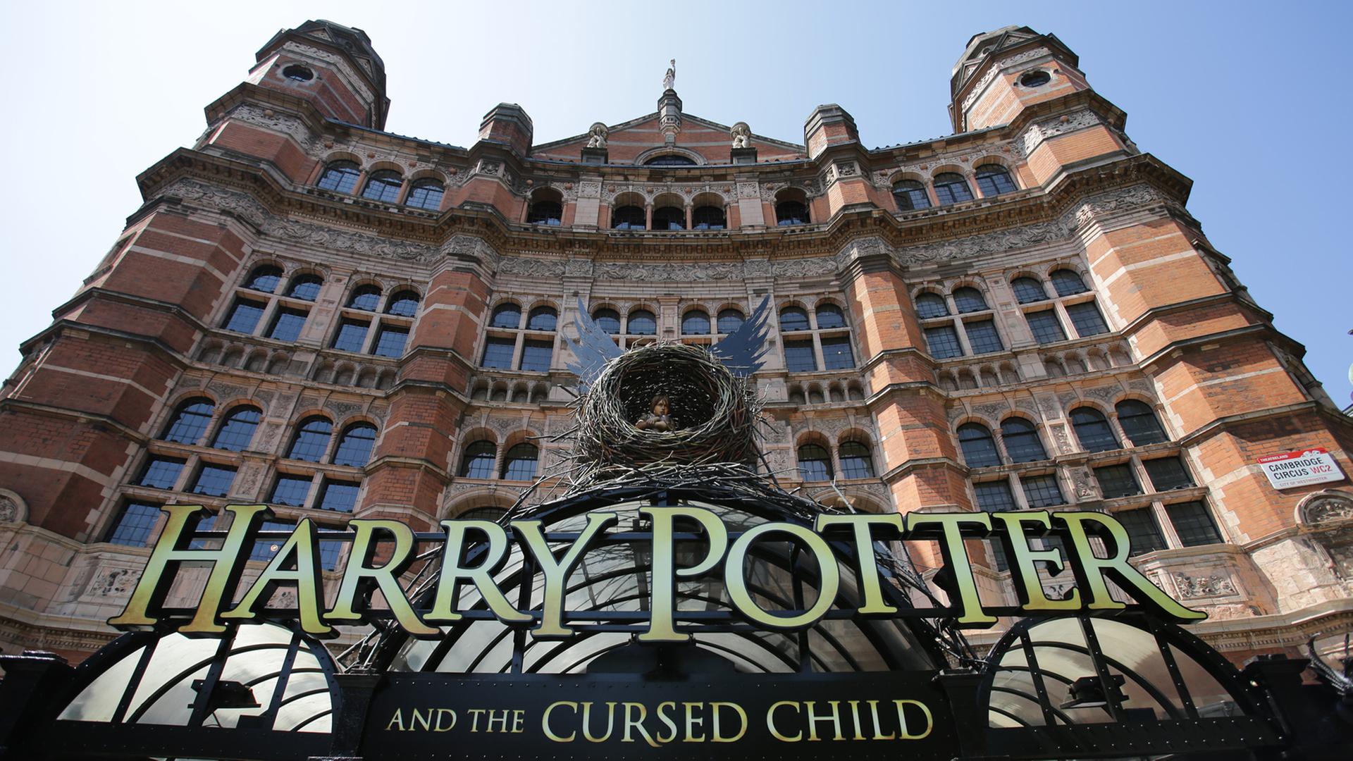 Das Londoner Palace Theatre wirbt für die Aufführung "Harry Potter und das verschwundene Kind", die am 7. Juni 2016 Premiere feiert. Das Londoner Palace Theatre wirbt für die Aufführung "Harry Potter und das verschwundene Kind", die am 7. Juni 2016 Premiere feiert.