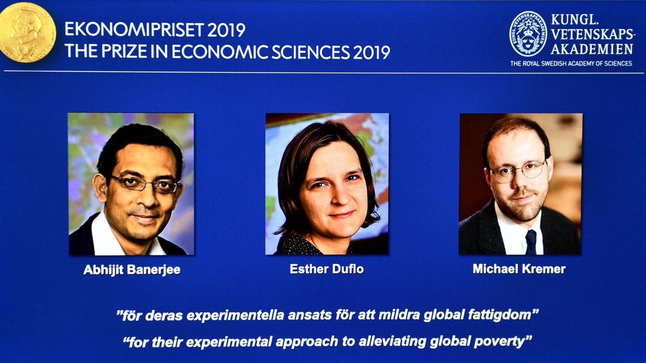 Abhijit Banerjee, Esther Duflo, and Michael Kreme erhalten den sogenannten Wirtschaftsmobelpreis 2019 Abhijit Banerjee, Esther Duflo, and Michael Kreme erhalten den sogenannten Wirtschaftsmobelpreis 2019