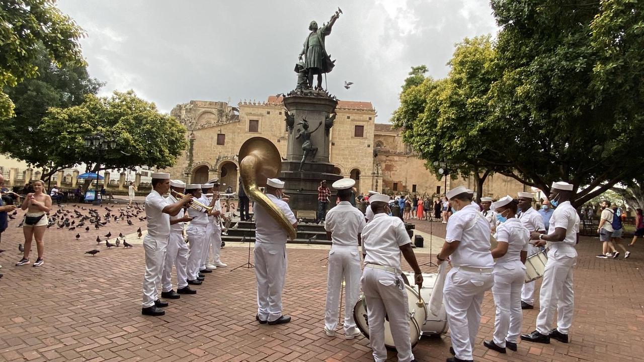 Historisches Zentrum von Santo Domingo mit Kolumbus-Statue und einer Band die auf dem Platz spielt.