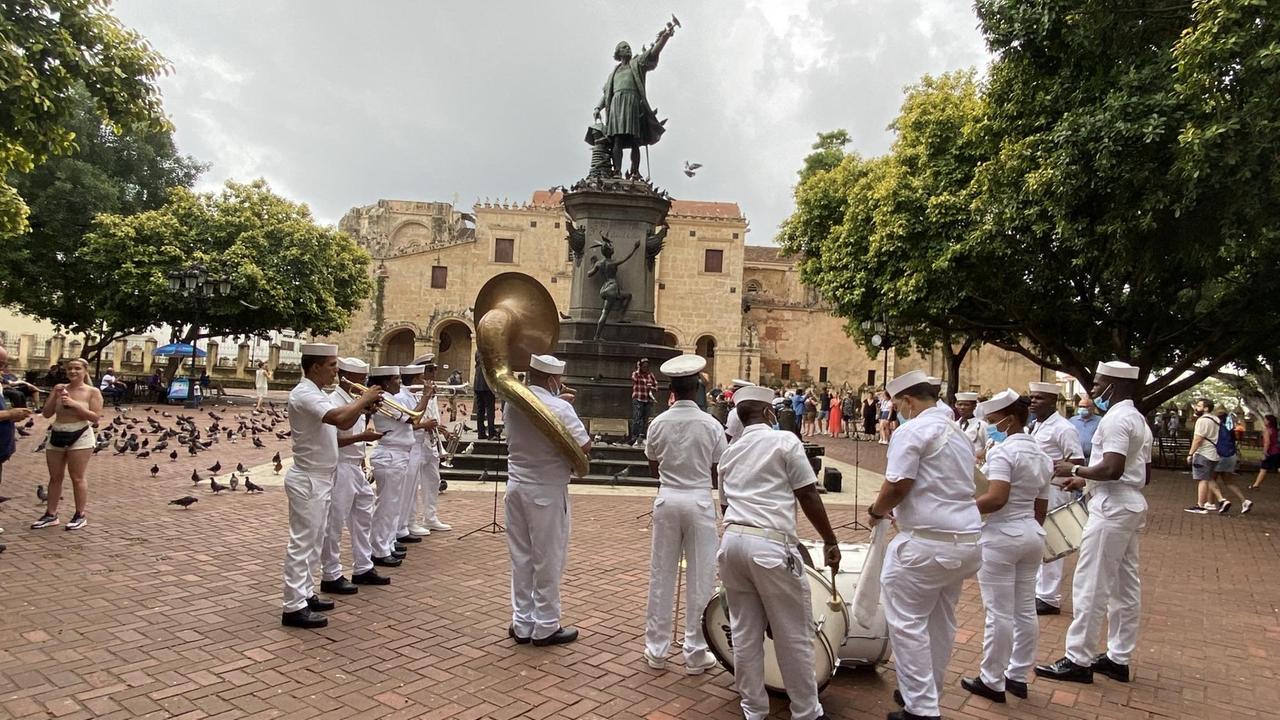 Historisches Zentrum von Santo Domingo mit Kolumbus-Statue und einer Band die auf dem Platz spielt. Historisches Zentrum von Santo Domingo mit Kolumbus-Statue und einer Band die auf dem Platz spielt.