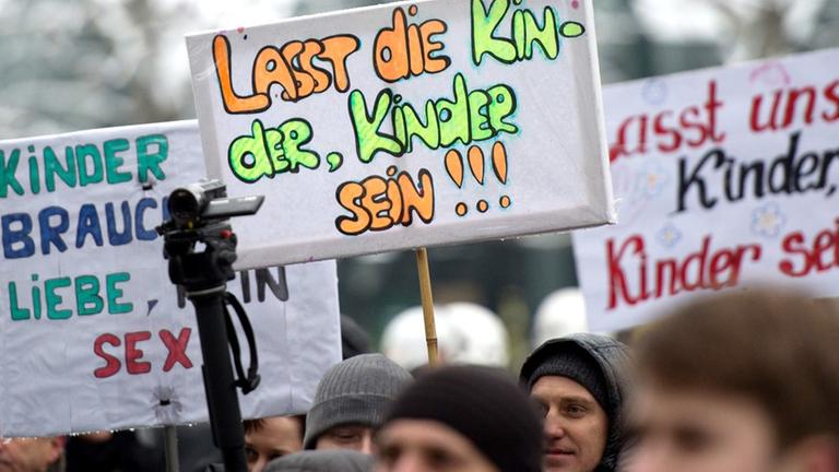 "Lasst die Kinder Kinder sein" - eine Demonstration gegen den Sexualkundeunterricht an Grundschulen "Lasst die Kinder Kinder sein" - eine Demonstration gegen den Sexualkundeunterricht an Grundschulen