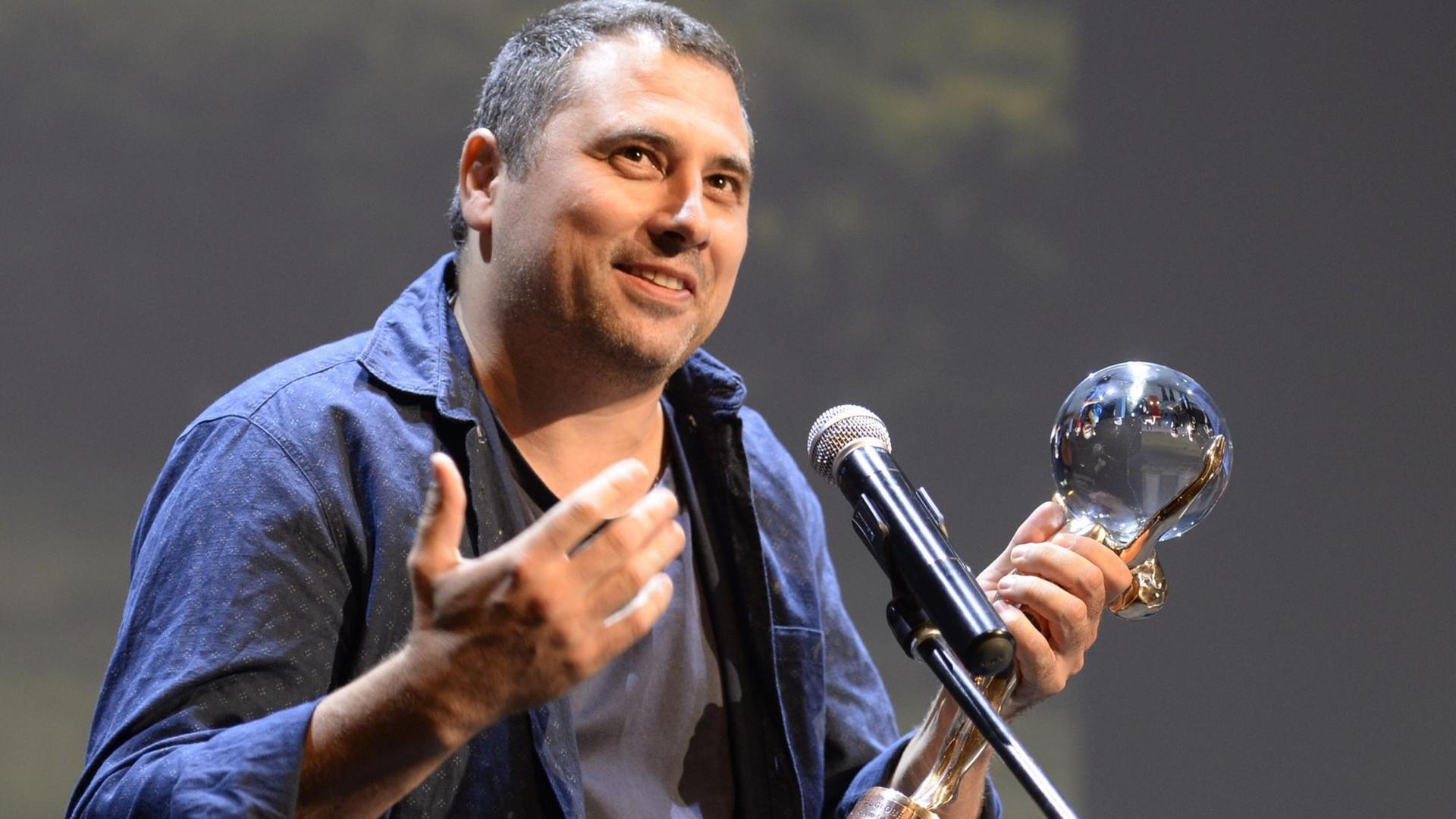 Regisseur Radu Jude erhält den Crystal Globe in der Kategorie Bester Film beim diesjährigen Internationalen Filmfestival Karlovy Vary für seinen Film "I Do Not Care If We Go Down in History as Barbarians". Regisseur Radu Jude erhält den Crystal Globe in der Kategorie Bester Film beim diesjährigen Internationalen Filmfestival Karlovy Vary für seinen Film "I Do Not Care If We Go Down in History as Barbarians".