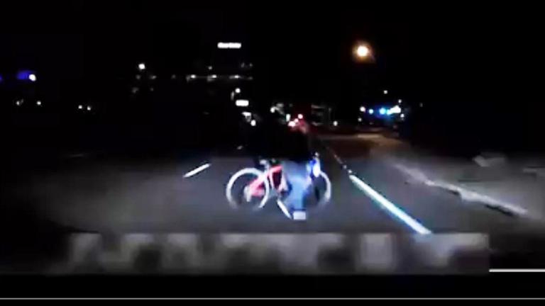 Der Screenshot eines Videos zeigt die Radfahrerin kurz vor dem Unfall mit dem selbstfahrenden Uber-Fahrzeug. Der Screenshot eines Videos zeigt die Radfahrerin kurz vor dem Unfall mit dem selbstfahrenden Uber-Fahrzeug.