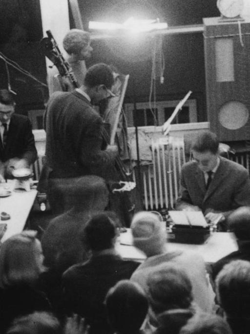 Publikum bei einem Konzert im Atelier von Mary Bauermeister