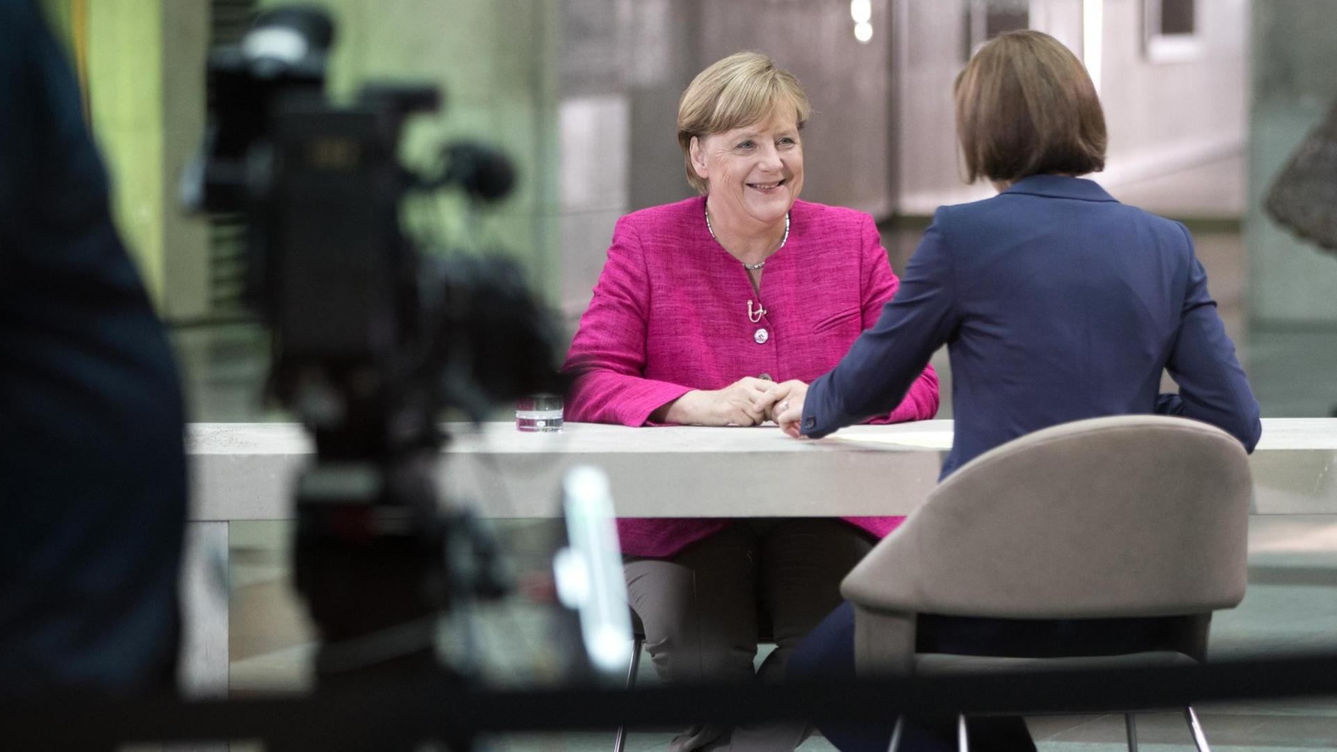 Bundeskanzlerin Angela Merkel (CDU, l) ist zu Gast in der von Bettina Schausten moderierten ZDF-Sendung "Berlin direkt" am 27.08.2017 in Berlin. Das ZDF-Sommerinterview wird am 27.08.2017 um 19.10 Uhr ausgestrahlt. Foto: Jörg Carstensen/dpa | Verwendung weltweit Bundeskanzlerin Angela Merkel (CDU, l) ist zu Gast in der von Bettina Schausten moderierten ZDF-Sendung "Berlin direkt" am 27.08.2017 in Berlin. Das ZDF-Sommerinterview wird am 27.08.2017 um 19.10 Uhr ausgestrahlt. Foto: Jörg Carstensen/dpa | Verwendung weltweit