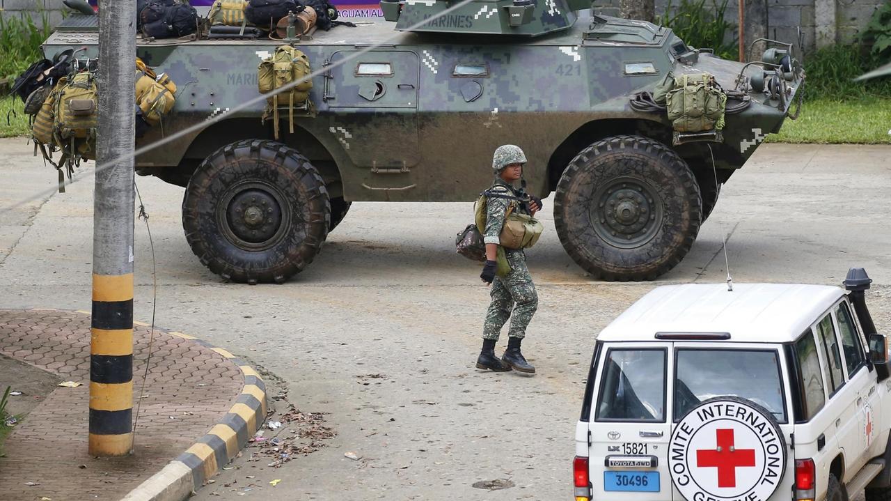 Philippinische Soldaten patrouillieren in der Stadt Marawi. Philippinische Soldaten patrouillieren in der Stadt Marawi.