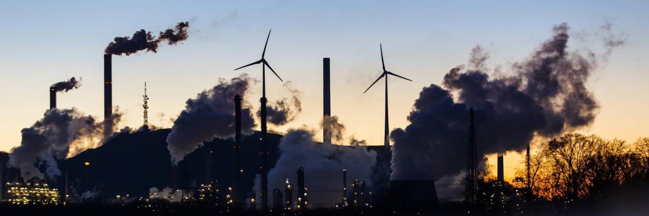 Die Ruhr Oel-Erdölraffinerien in Gelsenkirchen in den Abendstunden. Die Ruhr Oel-Erdölraffinerien in Gelsenkirchen in den Abendstunden.