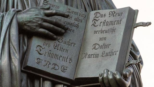 Die Luther-Bibel - Teil des Denkmals des Reformators Martin Luther in Wittenberg