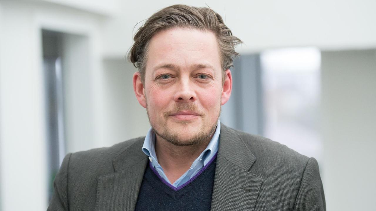Der Bundestagsabgeordnete Konstantin von Notz posiert am Rande eines kleinen Landesparteitags der Grünen in Kiel. Der Bundestagsabgeordnete Konstantin von Notz posiert am Rande eines kleinen Landesparteitags der Grünen in Kiel.