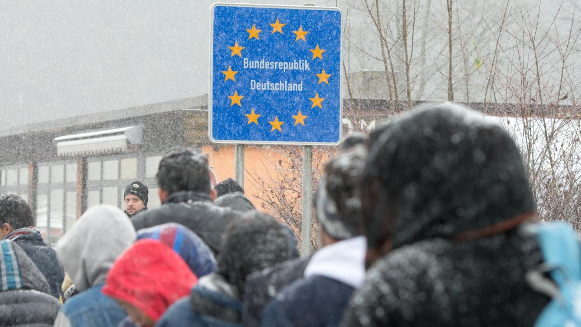 Flüchtlinge gehen an der deutsch-österreichischen Grenze nahe Wegscheid nach Deutschland. Flüchtlinge gehen an der deutsch-österreichischen Grenze nahe Wegscheid nach Deutschland.